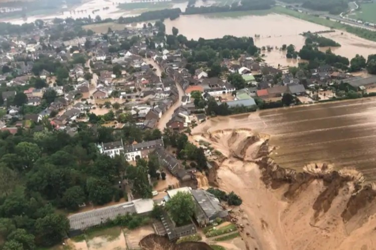 لافاوە ئوروپاش بەرد (سیلاب،اروپا را با خودبرد)