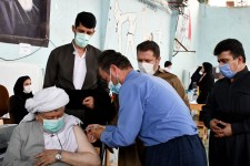 امام جمعه پاوه نوبت اول واکسن ایرانی کرونا را دریافت کردند/ماموستا قادری: با استعانت از خداوند ، امروز واکسنِ برکت را تزریق می‌کنم؛