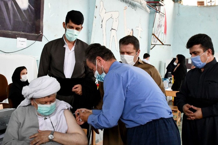 امام جمعه پاوه نوبت اول واکسن ایرانی کرونا را دریافت کردند/ماموستا قادری: با استعانت از خداوند ، امروز واکسنِ برکت را تزریق می‌کنم؛