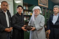 تقدیر حاج‌ماموستا ملا قادر قادری امام‌جمعه پاوه از آرشام رمضانی دارنده مدال طلای آسیای تنیس روی میز