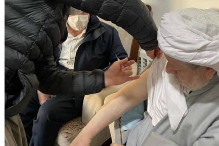 حاج ماموستا ملا قادر قادری امام جمعه پاوه دوز سوم واکسن کرونا را تزریق نمود