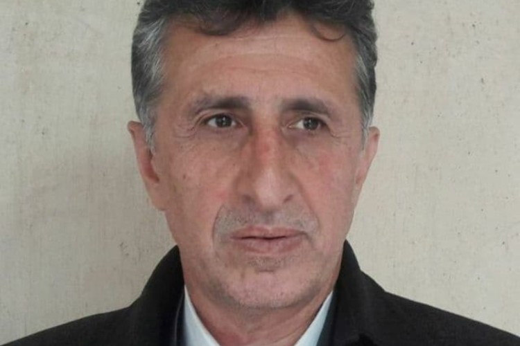 نمک پاشی و برف روبی خیابان های پاوه در حال انجام است