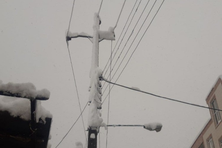 قطعی برق در پاوه با بارش شدید برف