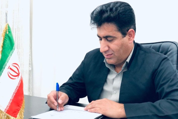 چندین اکیپ خدمات رسانی در حال برف روبی معابر هستند