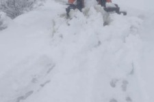 برف روبی راههای ارتباطی روستاهای هانی گرمله و دزآور در حال انجام است