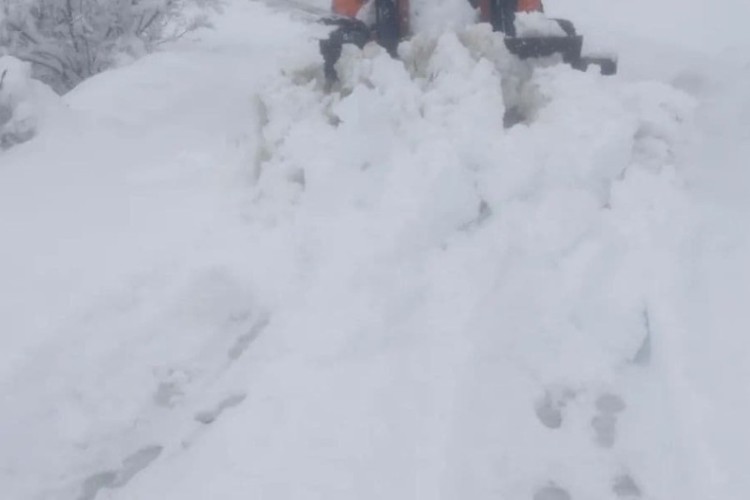 برف روبی راههای ارتباطی روستاهای هانی گرمله و دزآور در حال انجام است