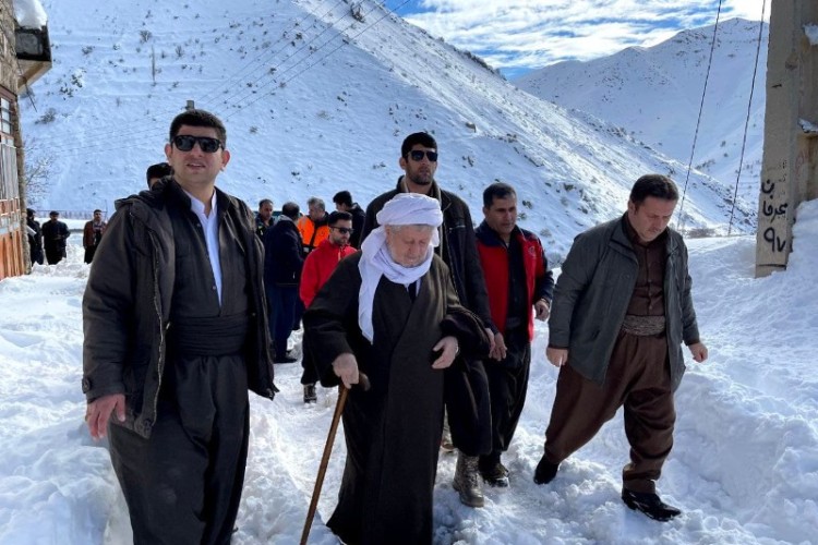 حضور میدانی حاج ماموستا ملاقادر قادری در روستای مرزی دزآور، و پیگیری از نزدیک مشکلات مردم