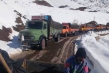 برف روبی راه ارتباطی بازارچه‌ی مرزی شوشمی انجام شده است