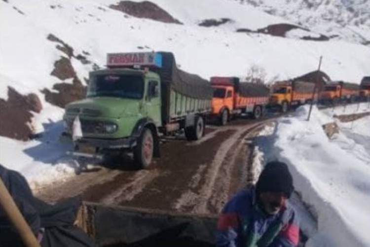 برف روبی راه ارتباطی بازارچه‌ی مرزی شوشمی انجام شده است
