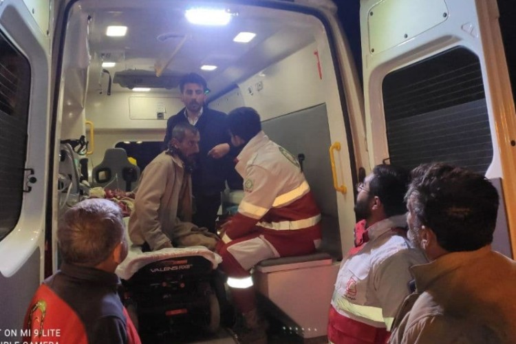 امدادرسانی به بیمار گرفتار در برف‌وکولاک دره‌نجار پاوه