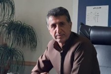 برف خیابان های پاوه به خارج شهر حمل می شود