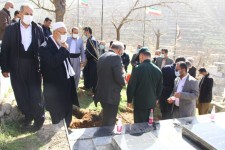 غبار روبی و گلباران مزار شهدای مرقد حاجی پاوه