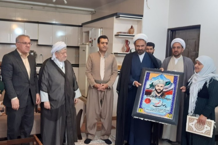 از خانواده های معظم شهدا در پاوه تجلیل به عمل آمد+تصاویر