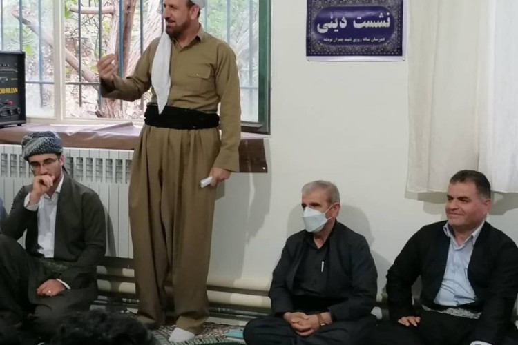 اهداف برنامه های فضای مجازی و ماهواره به انحراف کشاندن جوانان ما است