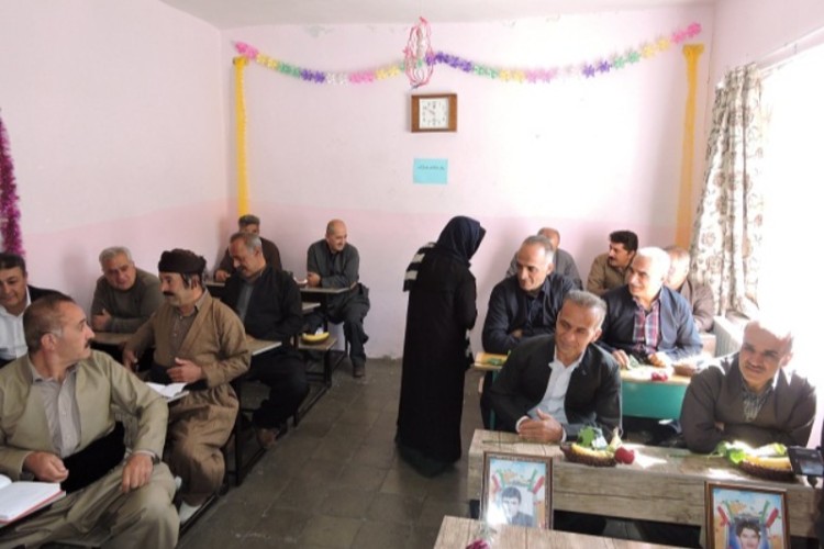 معلمی بعد از ۴۶ سال به جمع دانش آاموزان خود رفت/بازسازی دو کلاس قدیمی در مدارس شهرستان پاوه