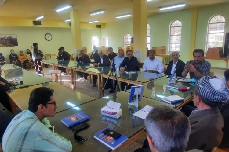 نشست رونمایی و معرفی کتاب ماموستا مومن نوری برگزار شد