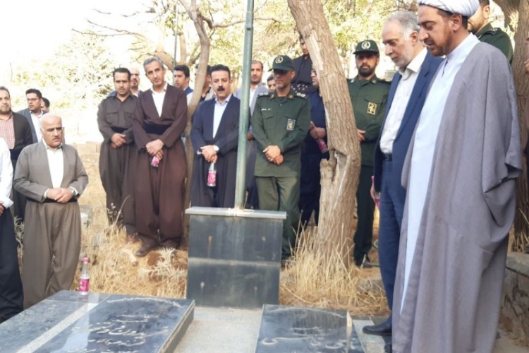 مزار شهدای شهرستان پاوه غبار روبی و گلاب پاشی شد