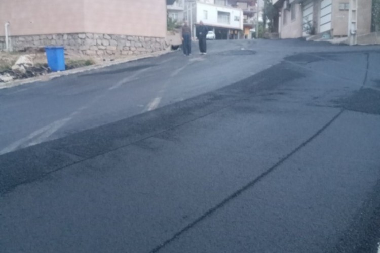 آسفالت معبر خاکی محله سرباور پاوه به مساحت چهار هزار و پانصد متر مربع