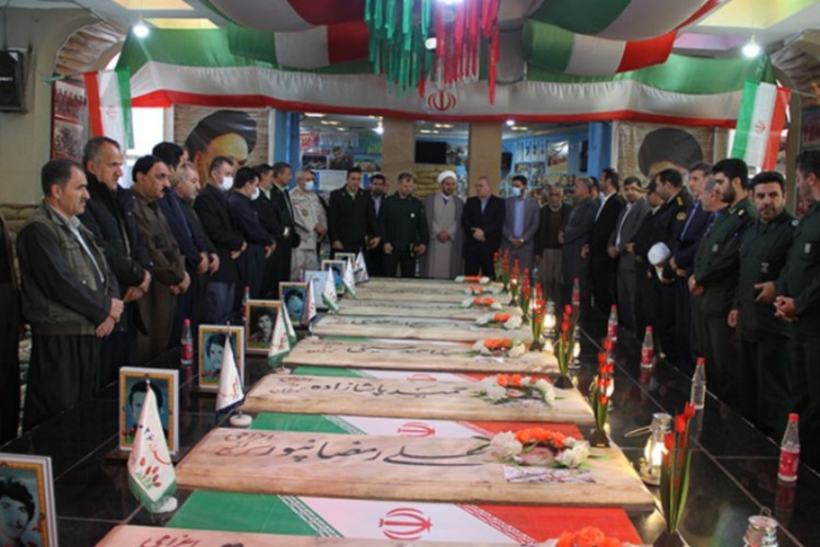 مزار شهدای پاوه غبار روبی و عطر افشانی شد