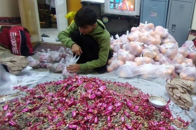توزیع بیش از 300 بسته کمک مومنانه در بین نیازمندان پاوه