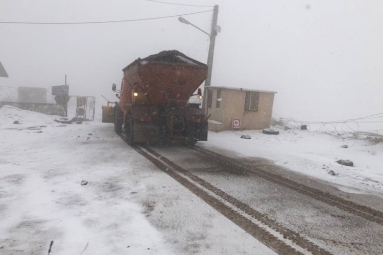 بارش ۱۵ سانتیمتری برف در سه راهی شهدا پاوه