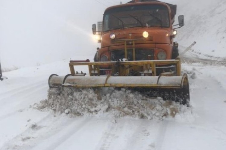 بارش 30 سانتیمتری برف در سه راهی شهدای پاوه