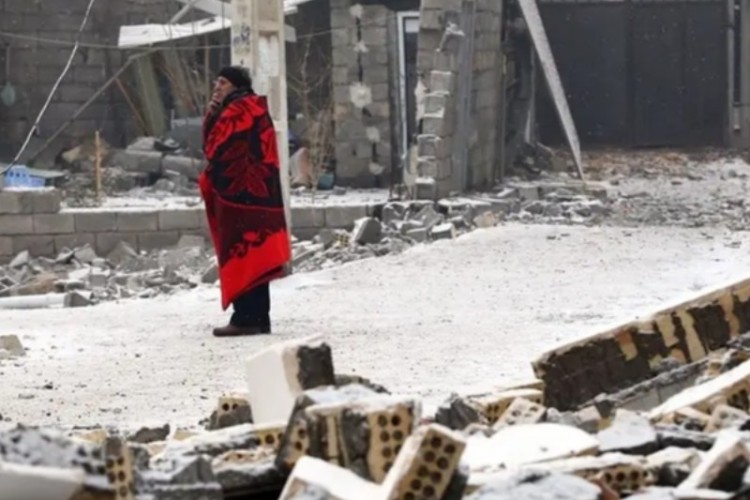 کمک های نقدی مردم پاوه به زلزله زدگان خوی ارسال شد