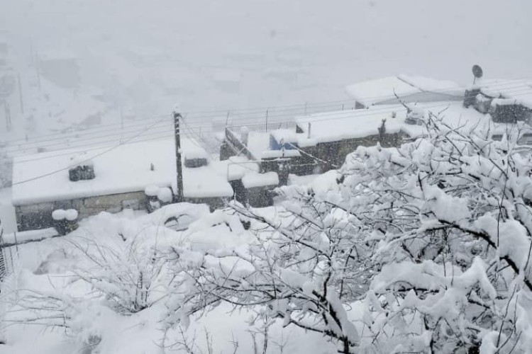 تردد به روانسر با زنجیر چرخ امکان پذیر است/ بارش 80 سانتیمتری برف در ملندو