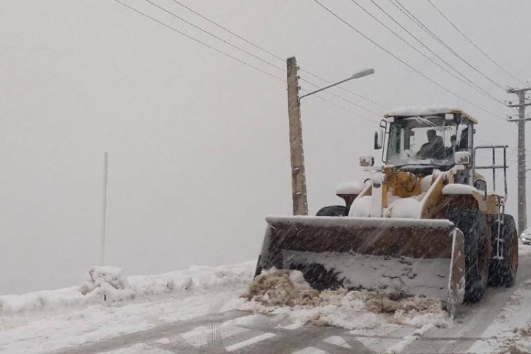 تداوم بارش سنگین برف و استمرار عملیات برف روبی و نمک پاشی معابر سطح شهر