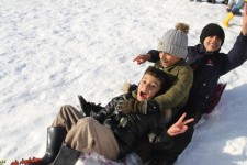 خوشحالی و برف بازی مردم پاوه را ببینید/برف بازی بزرگ و کوچک نمی شناسد