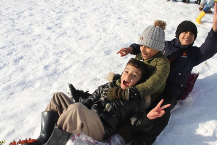 خوشحالی و برف بازی مردم پاوه را ببینید/برف بازی بزرگ و کوچک نمی شناسد