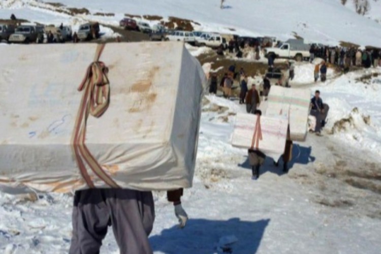 کوله سنگین بیکاری در مرزهای کرمانشاه/ راه ناهموار کوله‌بران کی هموار می‌شود؟