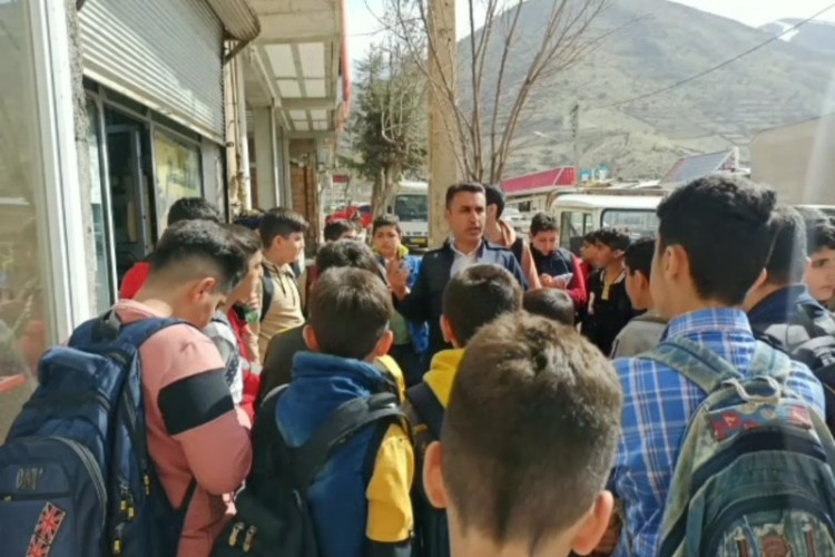 بازاری که مدرسه گردید