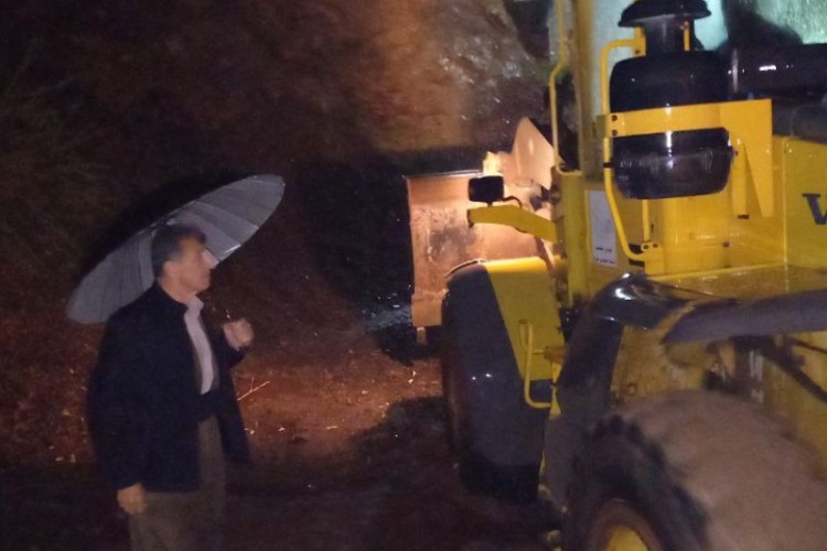 رفع آب گرفتگی چند منزل مسکونی در زمین شهری توسط نیروهای خدمات شهرداری پاوه