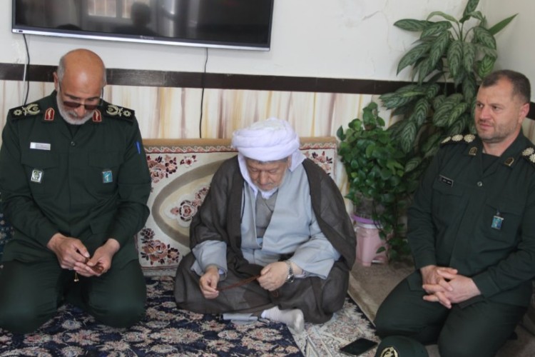 گزارش تصویری از دیدار و گفتگوی  سردار عظیمی با 5 خانواده شهید در پاوه