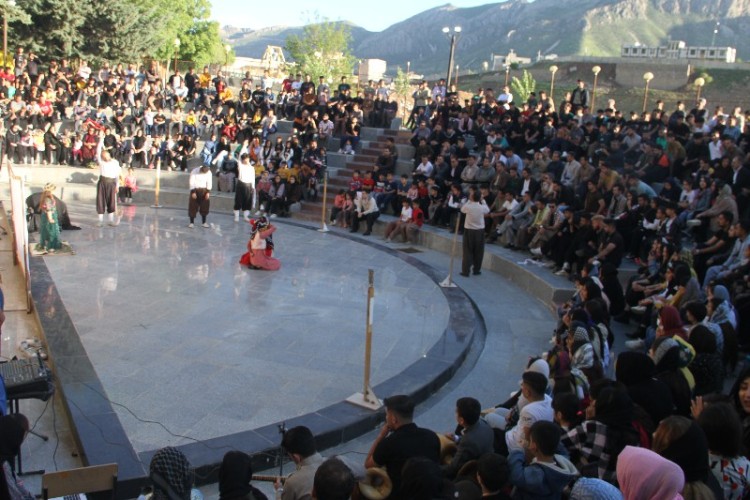 تئاترخیابانی "جایی برای گل سرخ" در پاوه برگزار شد