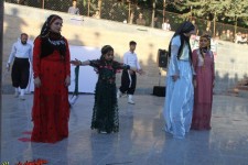 گزارش تصویری از برگزاری تئاترخیابانی "جایی برای گل سرخ" در پاوه