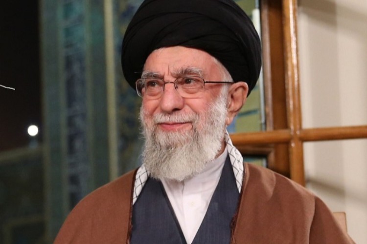 رهبر انقلاب سال ۱۴۰۲ را با عنوان سال «مهار تورم، رشد تولید» نام گذاری کردند