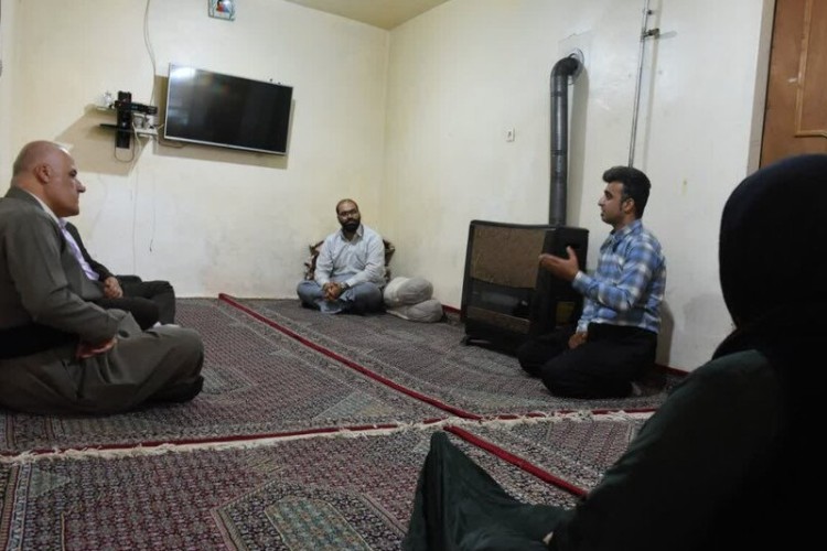 دیدار مدیرکل بهزیستی استان با خانواده ۵ معلوله پاوه ای