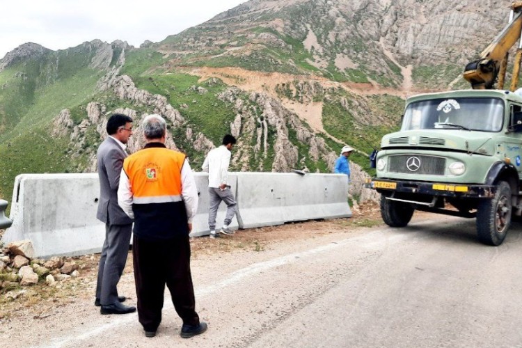 افزایش ضریب ایمنی محور پاوه به مریوان ( جاده دالانی ) با نصب چهارصد متر نیوجرسی