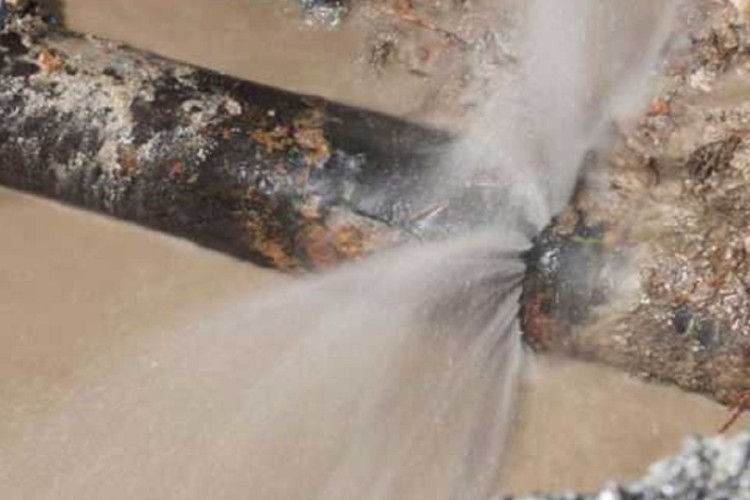 رفع شکستگی شبکه توزیع آب شرب شهرک سموره‌وان دوریسان پاوه