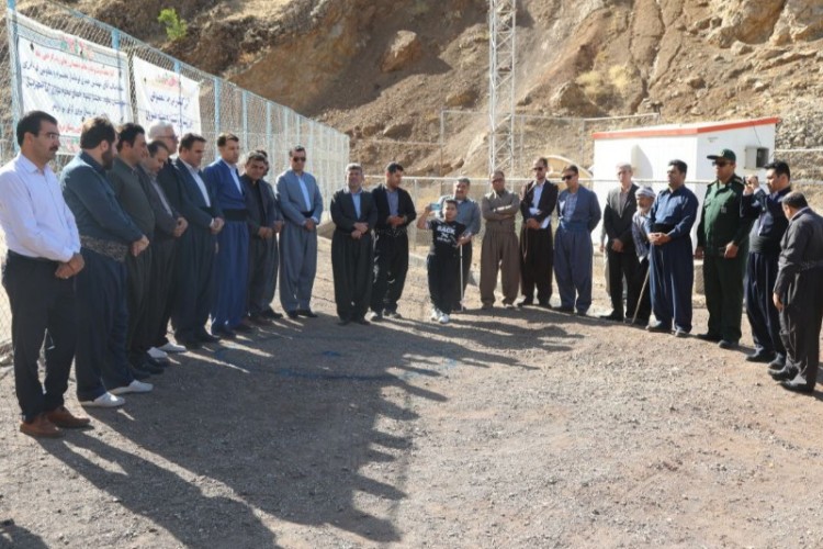 کلنگ زنی از یک طرح ورزشی در روستای نروی بخش نوسود پاوه