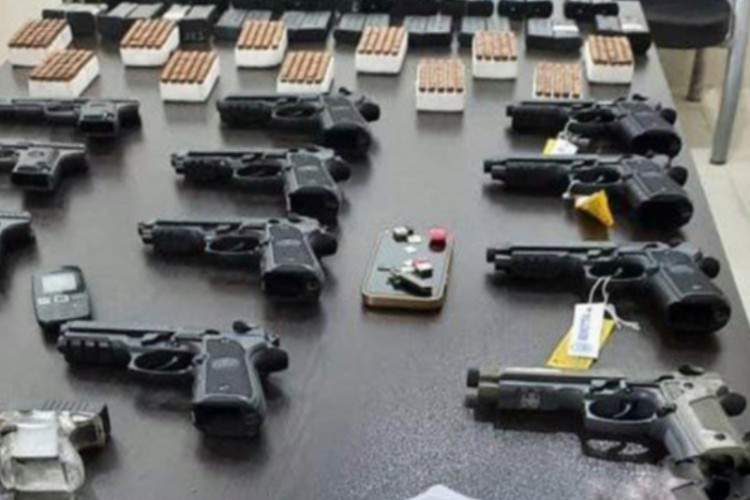 باند سازمان یافته قاچاق سلاح و مهمات در دام اداره اطلاعات / کشف و ضبط ۳۷ قبضه سلاح کلت کمری در پاوه