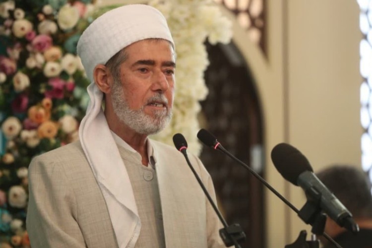 ما باید پایبند و ملزم به گفتار و رفتار خود با الگو گیری از سنت رسول الله(ص) باشیم