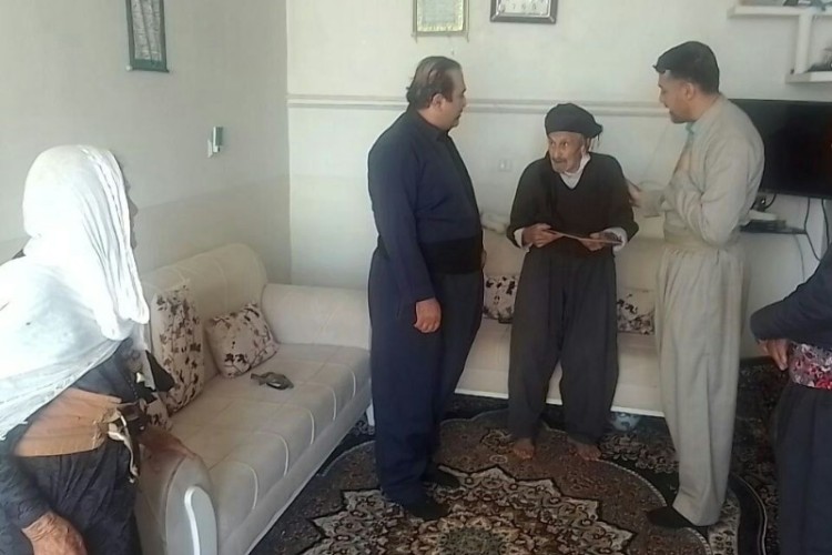 از برخی از خانواده های شهدا و جانبازان بخش نوسود تجلیل بعمل آمد