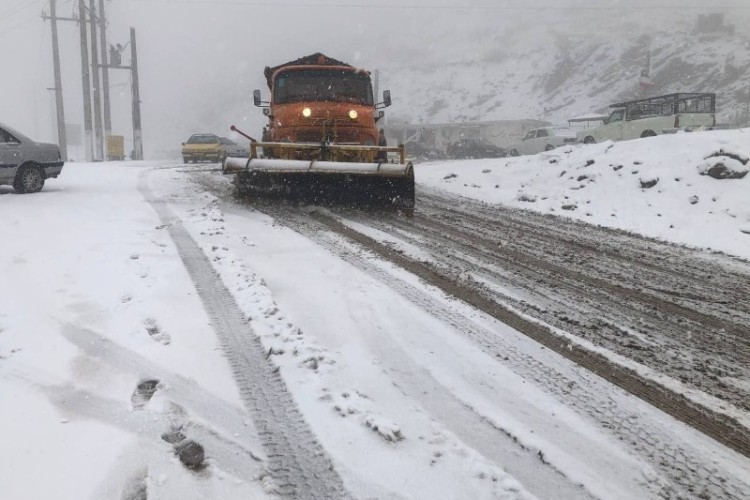 بارش ۱۵ سانتیمتری برف در ۳راهی شهدای پاوه