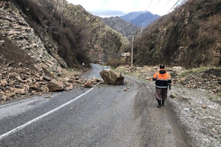 ۸۰ میلیمتربارش باران درپاوه/برفروبی ونمک پاشی انجام شده است