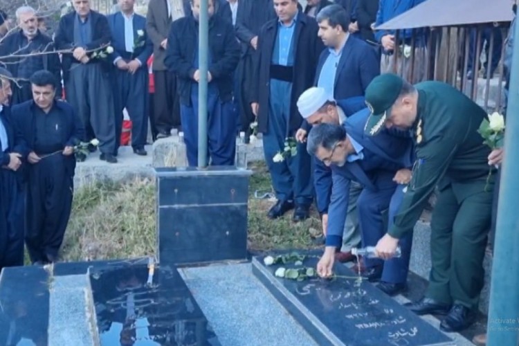 مزار شهدای پاوه غبار روبی و عطر افشانی شد