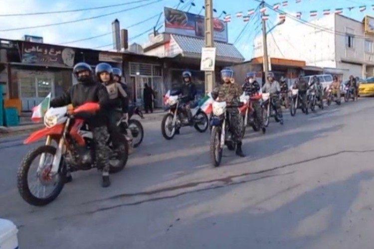 برگزاری رژه خودرویی و موتوری به مناسبت آغاز دهه فجر در پاوه