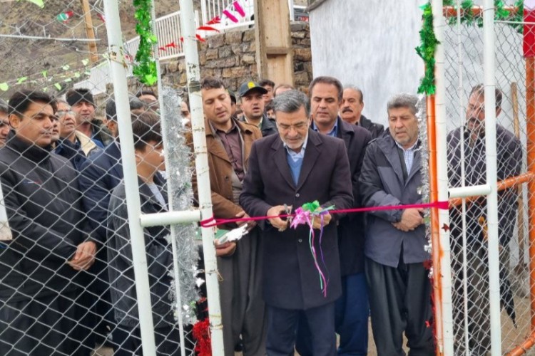 زمین چمن روستای نروی نماد " همدلی شورا و دهیاری"افتتاح شد